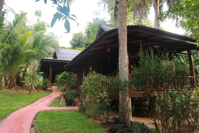 Camera familiare con vista sul giardino — Longtail Beach Resort
